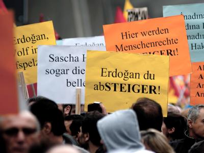 Mitglieder der Alevitischen Gemeinde Deutschlands ziehen durch Bochum, um gegen die Verleihung des Steiger Awards an den Türkischen Ministerpräsidenten Erdogan zu demonstrieren. Foto: Marcus Simaitis Demonstration gegen Erdogan