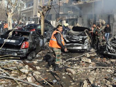 Syrische Sicherheitskräfte am Ort eines der Anschläge von Damaskus. Foto: SANA/HANDOUT Trümmer