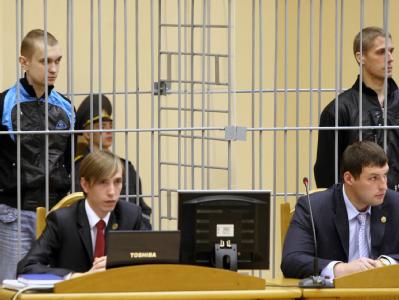 Die beiden Angeklagten im September 2011 in einem vergitterten Käfig im Minsker Justizpalast. Foto: Tatyana Zenkovich Angeklagte
