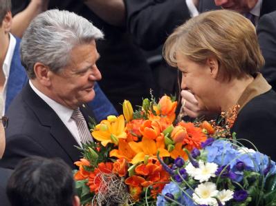 «Was für ein schöner Sonntag!» sagte der neue Bundespräsident Joachim Gauck direkt nach seiner Wahl. Hier zusammen mit Kanzlerin Angela Merkel. Foto: Kay Nietfeld Bundespräsident Joachim Gauck