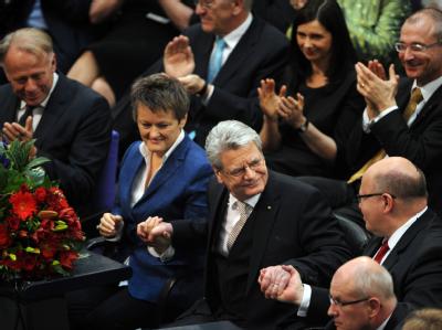 Joachim Gauck ist angekommen. Mit großer Mehrheit wird er im zweiten Anlauf zum Bundespräsidenten gewählt. Der 72-Jährige zeigt sich dankbar und demütig. Und alle hoffen, dass diesmal nichts schief geht im höchsten Staatsamt. Foto: Hannibal Bundespräsidentenwahl