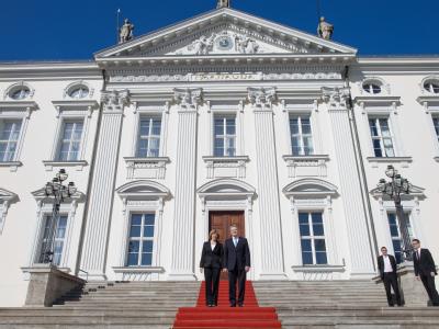 Bundespräsident Joachim Gauck mit seiner Lebensgefährtin Daniela Schadt vor der Amtsübergabe im Schloss Bellevue. Foto: Michael Kappeler Auf dem roten Teppich