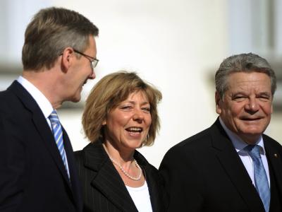 Christian Wulff (l-r), die Lebensgefährtin seines Amtsnachfolgers, Daniela Schadt, und der neue Bundespräsident, Joachim Gauck vor der Amtsübergabe. Foto: Hannibal dpa Übergabe