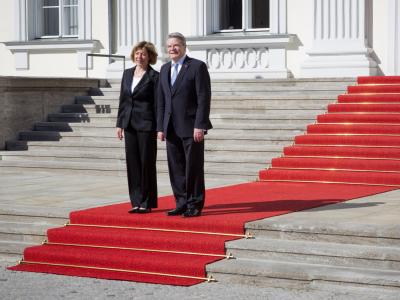 Im Sonnenschein: Das neue Präsidentenpaar, Joachim Gauck mit seiner Lebensgefährtin Daniela Schadt, vor dem Schloss Bellevue in Berlin. Foto: Michael Kappeler Präsidentenpaar