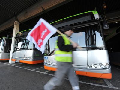 Streikender bei den Stadtbussen in Hannover. Foto: Peter Steffen Warnstreiks in Niedersachsen und Bremen