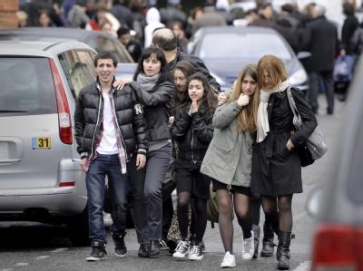 Fassungslose Mitschüler verlassen den Schauplatz der Morde in Toulouse. Foto: Xavier de Fenoyl Mitschüler