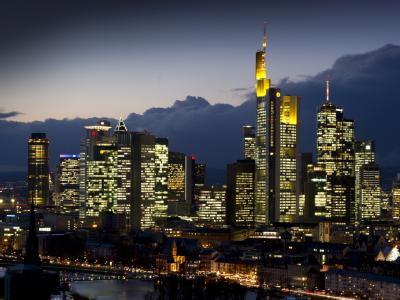 Weltweit fahren Banken ihre grenzüberschreitende Kreditvergabe wegen der Schuldenkrise drastisch zurück. Foto: Boris Roessler/Archiv Bankenskyline Frankfurt