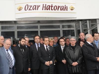 Sarkozy (C), Bildungsminister Minister Chatel (2-L), der Vertreter der jüdischen Gemeinde Frankreichs Mergui (2-R) und Bürgermeister Cohen (R), zeigen vor der Schule ihre Betroffenheit über den Anschlag. Foto: Eric Cabanis Betroffenheit