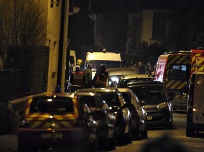 Alle Straßen um das Wohnhaus des mutmaßlichen Serienmörders sind abgeriegelt. Foto: Yoan Valat Polizeiwagen