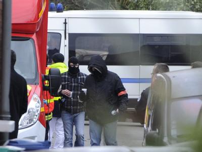 Spezialeinsatzkräfte halten sich vor dem Haus, wo sich der mutmaßliche Serienmörder verschanzt hat, zum Einsatz bereit. Foto: Yoan Valat Belagerung