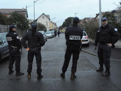 Die Menschen in der beschaulichen Rue Sergent Vigne in Toulouse wurden von der Polizei-Aktion aus dem Schlaf gerissen. Foto: Caroline Blumberg Polizisten sichern das Gelände