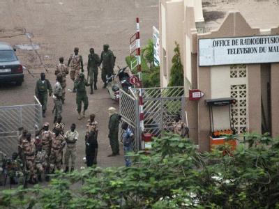Soldaten vor dem staatlichen Sender: In Mali haben Militärs die Macht an sich gerissen. Foto: Malin Palm Soldaten vor dem staatlichen Sender