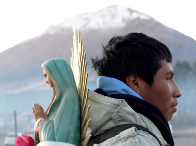 Ein Pilger aus dem mexikanischen Bundesstaat Puebla mit einer Marienfigur im Gepäck. Foto: Ulises Ruiz Papst in Mexiko
