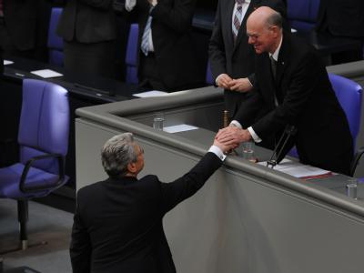 Bundespräsident Joachim Gauck (unten) bedankt sich nach seiner Rede bei Bundestagspräsident Norbert Lammert. Foto: Rainer Jensen Gauck bedankt sich