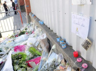 Mit Blumen und Kerzen wird vor der Ozar Hatorah-Schule an die Opfer gedacht. Foto: Caroline Blumberg Frankreich nach den Attentaten