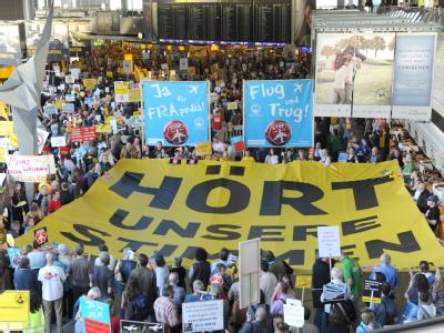 Samstags-Demo am Frankfurter Flughafen: Die im Oktober eröffnete neue Landebahn verteilt den Lärm in der Region anders - viele, die vorher nicht betroffen waren, leiden nun unter dem Flugverkehr. Foto: Arne Dedert Wutbürger
