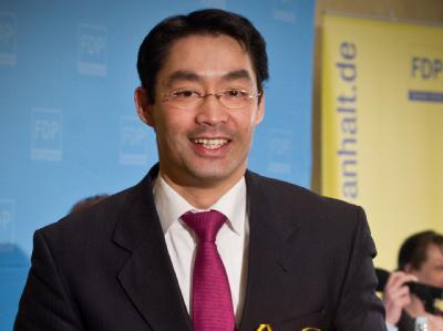 Da hat Philipp Rösler, Bundesvorsitzender der FDP und Bundeswirtschaftsminister, noch gut Lachen. Ein Streit um die Parteifinanzen überschattet nun den Landesparteitag der FDP Sachsen-Anhalt in Magdeburg. Foto: Jens Wolf FDP-Landesparteitag Sachsen-Anhalt