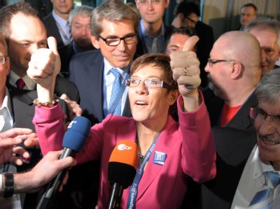 Annegret Kramp-Karrenbauer, Spitzenkandidatin der CDU bei der Landtagswahl im Saarland, im Pressezentrum der Saar-Messe. Foto: Boris Roessler Siegerpose