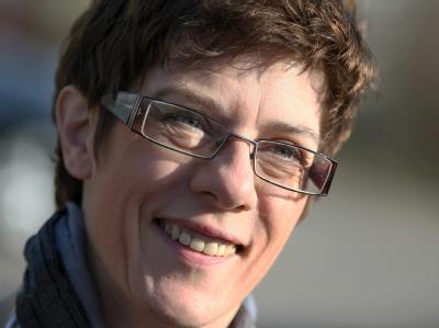 «AKK» hat es geschafft: Saar-Ministerpräsidentin Kramp-Karrenbauer gewinnt den Zweikampf mit SPD-Landeschef Maas. Nun kann sie Chefin einer großen Koalition werden. Foto: Fredrik von Erichsen Kramp-Karrenbauer
