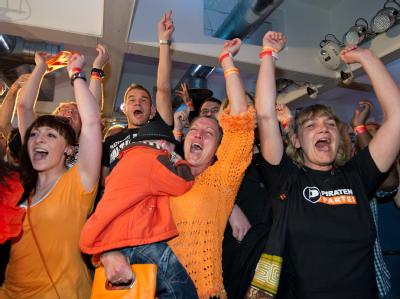 Jubel bei der Piraten-Wahlparty nach Bekanntgabe der ersten Hochrechnungen. Foto: Uwe Anspach Freude bei den Piraten