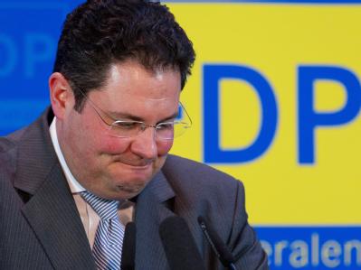 Der designierte FDP-Generalsekretär Patrick Döring gibt nach der Bekanntgabe der ersten Hochrechnung für die Landtagswahlen im Saarland eine Erklärung ab. Foto: Herbert Knosowski Landtagswahlen Saarland