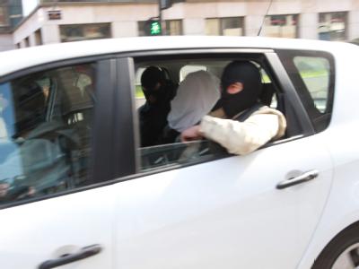 Abdelkader Merah (M, unter dem Tuch) wird zum Verhör gefahren. Nach der Mordserie in Toulouse ermittelt die französische Staatsanwaltschaft jetzt auch gegen den Bruder des Attentäters. Foto: Lejuene/Maxppp Bruder des Toulouse-Attentäters