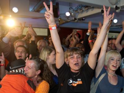 Piraten-Anhänger jubeln in Saarbrücken nach Bekanntgabe der ersten Hochrechnungen. Foto: Uwe Anspach Piratenjubel