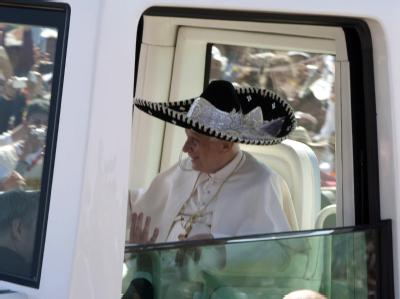 Der Papst präsentiert sich den mexikanischen Gläubigen stilecht mit Sombrero. Foto: Jorge Nunez Der Papst in Mexiko