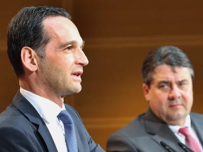 Der Spitzenkandidat der SPD im Saarland, Heiko Maas, und der Vorsitzende der SPD, Sigmar Gabriel (r) im Willy-Brandt-Haus in Berlin. Foto: Wolfgang Kumm SPD-Parteirat