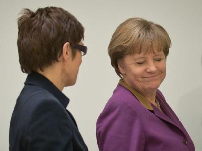 Merkel und Kramp-Karrenbauer am Tag nach der Saarland-Wahl. Foto: Michael Kappeler Zufrieden