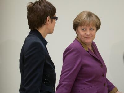 Angela Merkel und Saarlands Ministerpräsidentin Annegret Kramp-Karrenbauer bei einer Pressekonferenz in Berlin. Foto: Michael Kappeler Merkel und Kramp-Karrenbauer