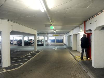 In einem Treppenhaus dieses Parkhauses wurde die Leiche des Mädchens entdeckt. Foto: Ingo Wagner Parkhaus