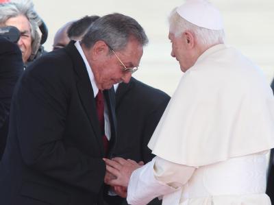 Papst Benedikt wird in Kuba von Präsident Raul Castro begrüßt. Foto: Alejandro Ernesto Papst Benedikt in Kuba