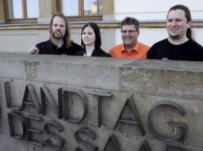 Die künftige Fraktion der Piraten im saarländischen Landtag (v.l.): Michael Hilberer, Landesvorsitzende Jasmin Maurer, Michael Neyses und Andreas Augustin Foto: Becker&Bredel Saarländische Piraten im Landtag