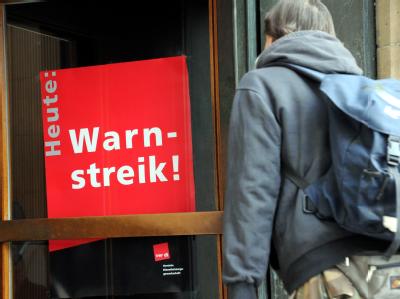 Das Schild Warnstreik
