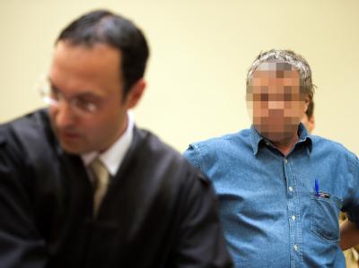 Der 51-jährige Angeklagte Thomas S. mit seinem Anwalt Adam Ahmed im Landgericht München. Foto: Peter Kneffel Krailling-Prozess