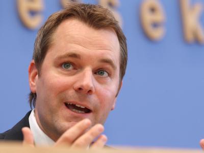 Bundesgesundheitsminister Daniel Bahr hat sich erfreut über den Wiedereinzug seiner FDP in den nordrhein-westfälischen Landtag gezeigt. Foto: Wolfgang Kumm/Archiv Bahr