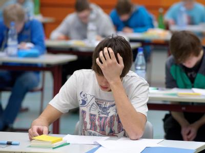 «Hart arbeiten und auch hart feiern», ist für viele Jugendliche das Motto. Foto: Tobias Kleinschmidt Schulstress