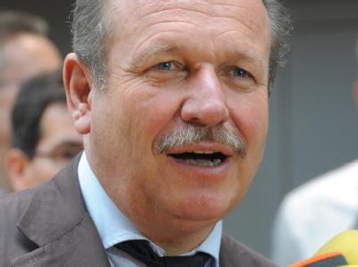Verdi-Chef Frank Bsirske wirft der FDP eine verantwortungslose Haltung vor. Foto: Bernd Settnik Bsirske