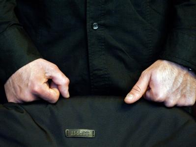 Der 22-jährige Mitangeklagte stützt sich mit seinen Fäusten auf eine Stuhllehne. Foto: Robert Schlesinger Prozess nach U-Bahnschlägerei