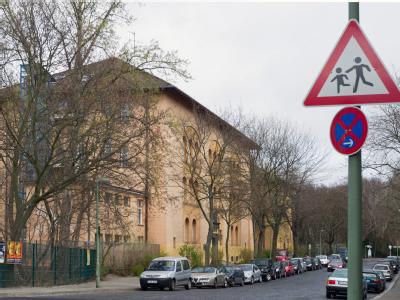 Außenansicht der Humboldthain-Grundschule in Berlin. Foto: Soeren Stache Grundschule 'Humboldthain'