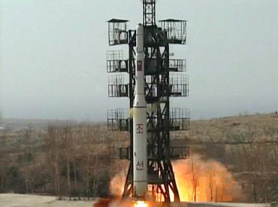 Start einer nordkoreanischen Rakete: Nordkorea hat nach Medienberichten vor seinem geplanten Satellitenstart im April zwei Raketen mit kurzer Reichweite zu Testzwecken an der Westküste abgefeuert. Foto: KCNA/Archiv Nordkoreanische Rakete