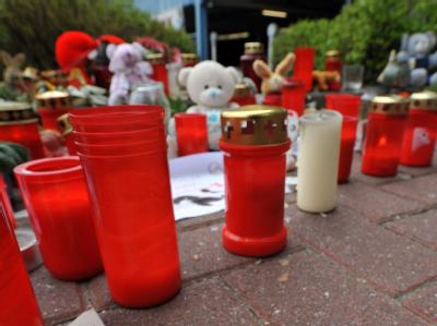 Zahlreiche Kerzen stehen vor dem City-Parkhaus in Emden. Knapp eine Woche nach dem Mord an der kleinen Lena ist der Mörder weiter auf der Flucht. Foto: Michael Bahlo Mordermittlungen in Emden