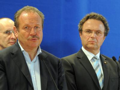 Verdi-Chef Frank Bsirske (l.) und Bundesinnenminister Friedrich (CSU) haben eine lange Zitterpartie hinter sich. Foto: Bernd Settnik Tarifverhandlungen Öffentlicher Dienst