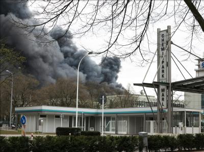 Ein schwarze Rauchwolke steht über dem Chemiepark in Marl. Foto: Phil Griffin Chemiepark Marl