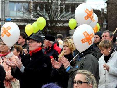 Bürger protestieren in Brandenburg/Havel gegen einen Aufmarsch der rechtsextremistischen NPD. Foto: Georg-Stefan Russew Proteste gegen Neonazis