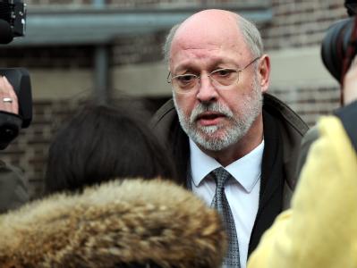 Der Direktor des Amtsgerichtes Emden, Otto Hüfken, mit Medienvertretern. Foto: Ingo Wagner Mordermittlung in Emden