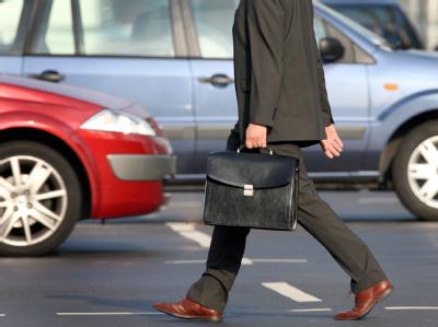 Teure Sache: Ein Berufspendler auf dem Weg zur Arbeit. Foto: Martin Gerten/Archiv Berufspendler auf dem Weg zur Arbeit