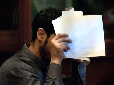 Der 25-jährige Hauptangeklagte soll im August 2011 mindestens zwölf Schüsse auf ein Auto in Berlin abgegeben haben, in dem seine Ex-Frau und deren Familie saßen. Foto: Robert Schlesinger Doppelmord-Prozess