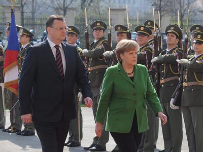 Bundeskanzlerin Angela Merkel wird in Prag von Ministerpräsident Petr Necas empfangen. Foto: Filip Singer Necas und Merkel
